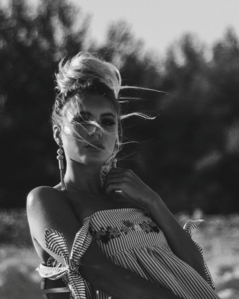 Windblown Outdoor Black & White